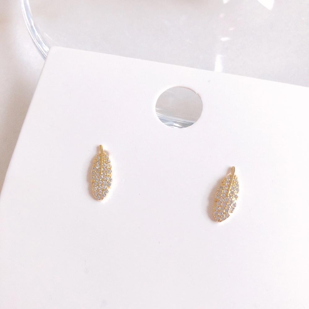 Golden leaf ๐ stud earrings - Picture 3 of 6